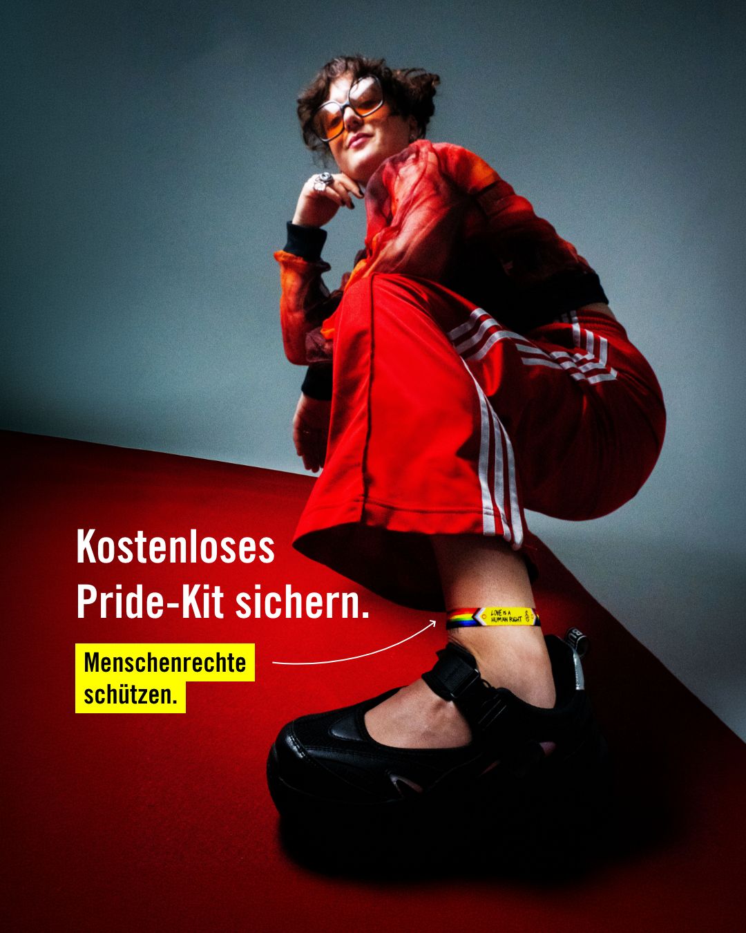 Unpacking des Pride Kits von Amnesty International